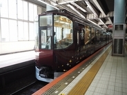 近鉄「楽」リニューアル車で素敵な前面展望を　フリースペースや階下室も充実し、より華やかで居心地の良い車両に