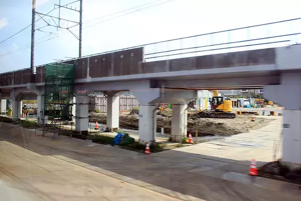 「既設高架の壁が解体されてた＿京葉線ですすむ 幕張新駅 設置工事」の画像