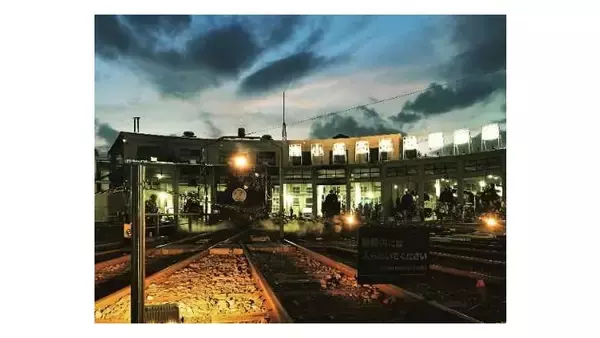 ライトアップされた転車台にSLを乗せて……「京都鉄道博物館ナイトミュージアム」今秋も開催