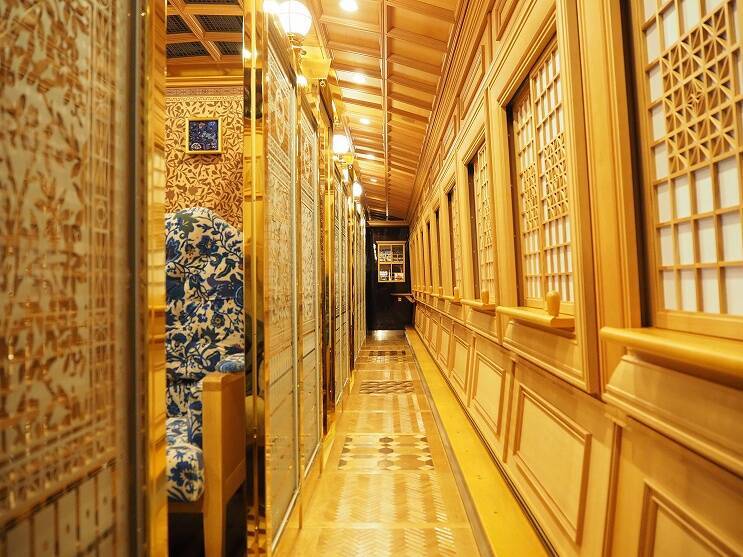 JR九州「36ぷらす3」お披露目！漆黒のボディと豪華な内装でぐるっと九州を回る新たな観光列車