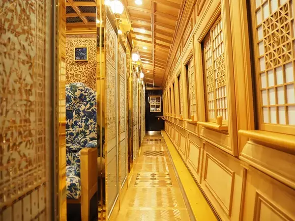 「JR九州「36ぷらす3」お披露目！漆黒のボディと豪華な内装でぐるっと九州を回る新たな観光列車」の画像