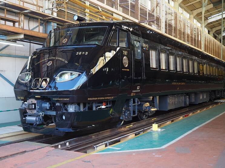 JR九州「36ぷらす3」お披露目！漆黒のボディと豪華な内装でぐるっと九州を回る新たな観光列車