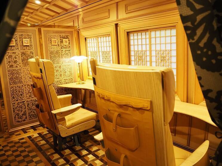 JR九州「36ぷらす3」お披露目！漆黒のボディと豪華な内装でぐるっと九州を回る新たな観光列車