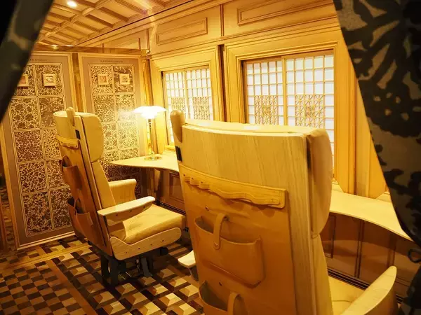 「JR九州「36ぷらす3」お披露目！漆黒のボディと豪華な内装でぐるっと九州を回る新たな観光列車」の画像