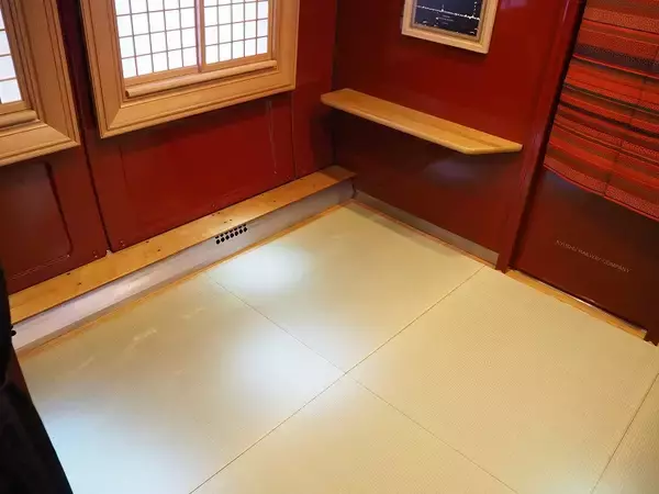 「JR九州「36ぷらす3」お披露目！漆黒のボディと豪華な内装でぐるっと九州を回る新たな観光列車」の画像