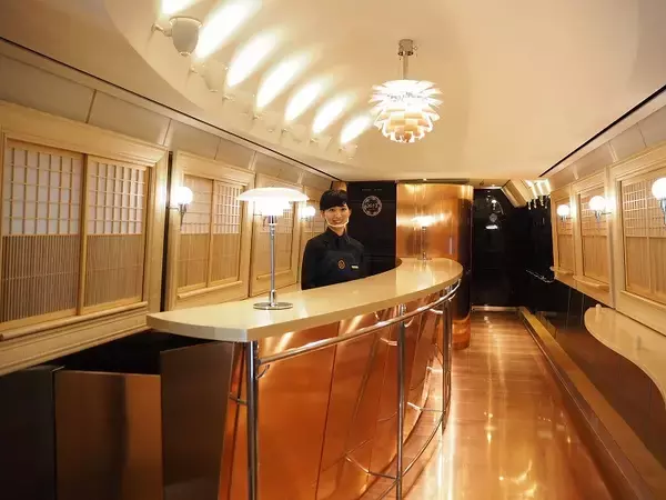 「JR九州「36ぷらす3」お披露目！漆黒のボディと豪華な内装でぐるっと九州を回る新たな観光列車」の画像