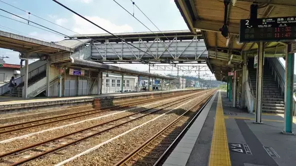 「西高屋駅　不思議な形の瓦屋根【木造駅舎巡礼02】山陽本線30/40」の画像