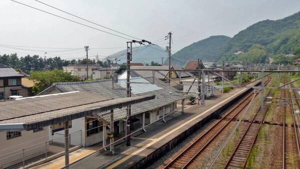 富海駅 素晴らしいポスターがあります 木造駅舎巡礼02 山陽本線47 57 年11月9日 エキサイトニュース