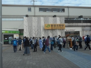 JR東日本武蔵野線205系電車グッズ　「鉄道の日」の10月14日に京葉線新習志野駅で発売　NewDaysにファン並ぶ