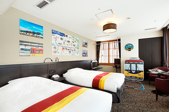 京阪8000系な客室が京都タワーホテルに誕生！ 実物部品展示やプレゼントもいろいろ！ 1日1室限定「京阪電車トレインルーム8011号」