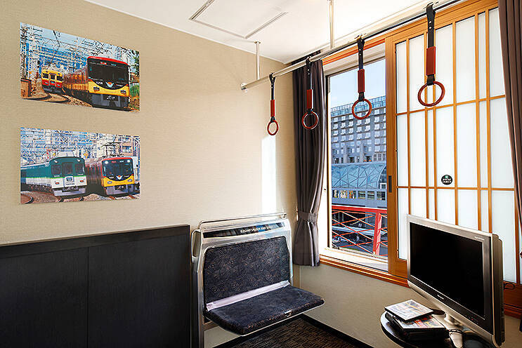 京阪8000系な客室が京都タワーホテルに誕生！ 実物部品展示やプレゼントもいろいろ！ 1日1室限定「京阪電車トレインルーム8011号」