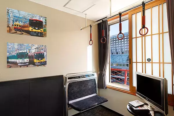 「京阪8000系な客室が京都タワーホテルに誕生！ 実物部品展示やプレゼントもいろいろ！ 1日1室限定「京阪電車トレインルーム8011号」」の画像