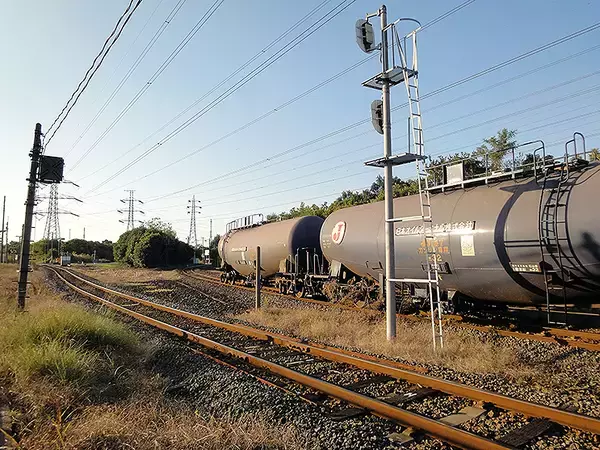 「京葉臨海鉄道210レ石油専用貨物列車 11/14浜五井駅、KD55 201と宇都宮や郡山をめざすタンク車たち」の画像