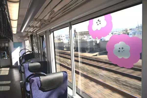 「「百花列車」出発式開催、京阪線3000系車両に花モチーフの装飾やメッセージ　12月3日～15日運転　京女×京阪電車」の画像