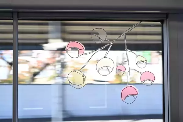 「「百花列車」出発式開催、京阪線3000系車両に花モチーフの装飾やメッセージ　12月3日～15日運転　京女×京阪電車」の画像