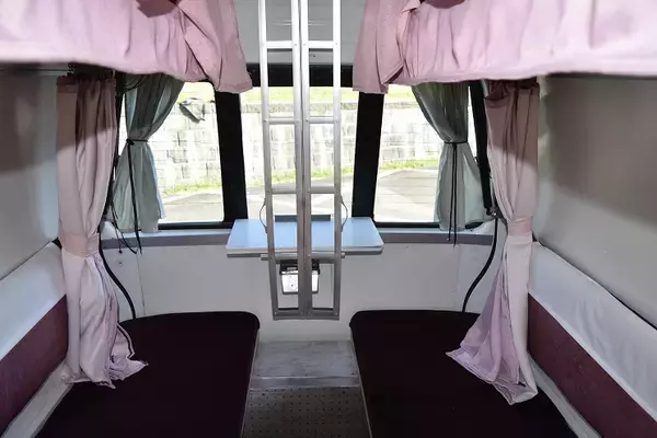 「公道を走る寝台特急「北斗星」！？趣味が高じてファーゴを改造、鉄道ファンならではのこだわりがすごい！」の画像