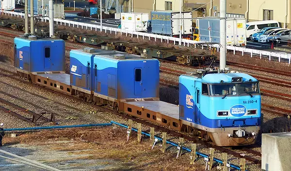 「運がいいと新幹線ドクターイエローとスーパーレールカーゴがみえる現場」の画像