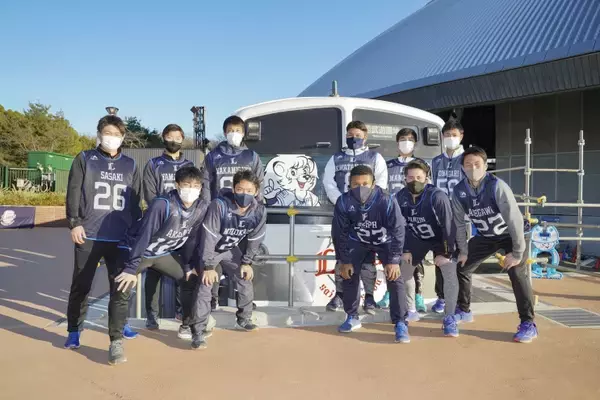 「メットライフドームの101系、名称は「L-train 101」に決定！ラッピング作業の仕上げは選手たちの手で」の画像