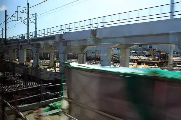「JR京葉線 幕張新駅 建設工事、コンクリート基礎やエレベータ骨格がみえてきた」の画像