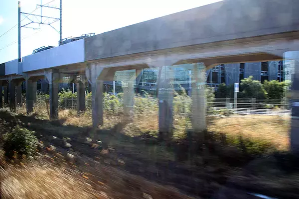 「JR京葉線 幕張新駅 建設工事、コンクリート基礎やエレベータ骨格がみえてきた」の画像