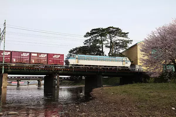 「サントリーとユニ・チャーム、貨物列車 鉄道コンテナで静岡―福岡を共同輸送＿週1回で年間CO2排出量約2トン削減」の画像