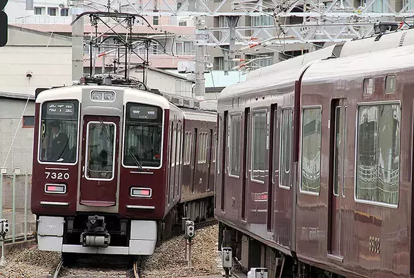 阪急京都線7300系に顔がまるで違う編成がいる