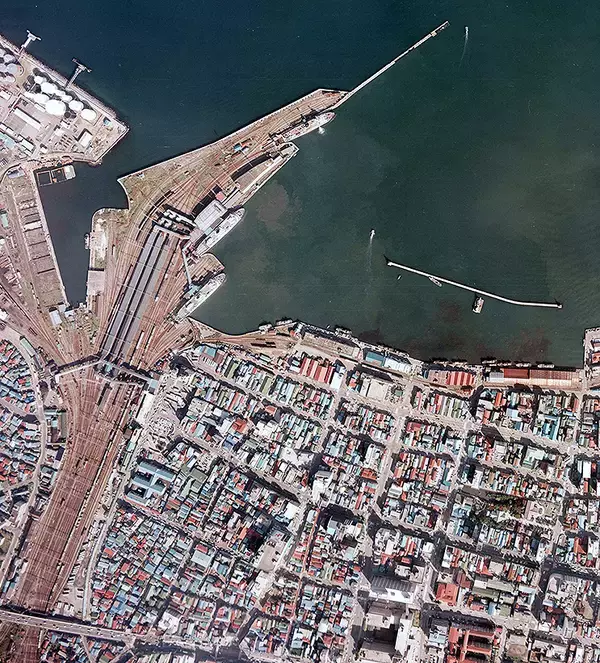 「線路群が消えた青森駅のいまと46年前を比較、2024年度には鉄骨造地上10階建てビルが出現」の画像