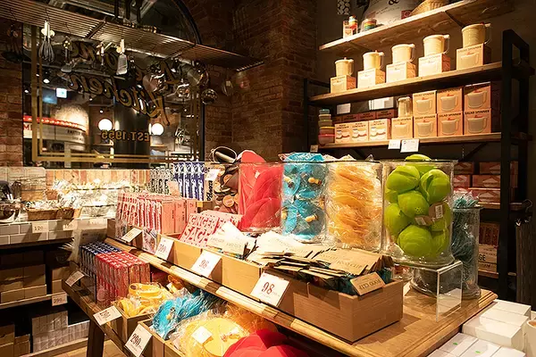 「渋谷にニューヨーク市地下鉄の駅が出現!? AWESOME STORE TOKYO 3/12オープン！ オーサム史上最強の品揃え」の画像