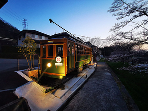 日本初、京都市電 N電 が復元されて法要施設に！ 大覚寺の保存車両が大阪府交野市ハピネスパーク交野霊園で“再稼働”