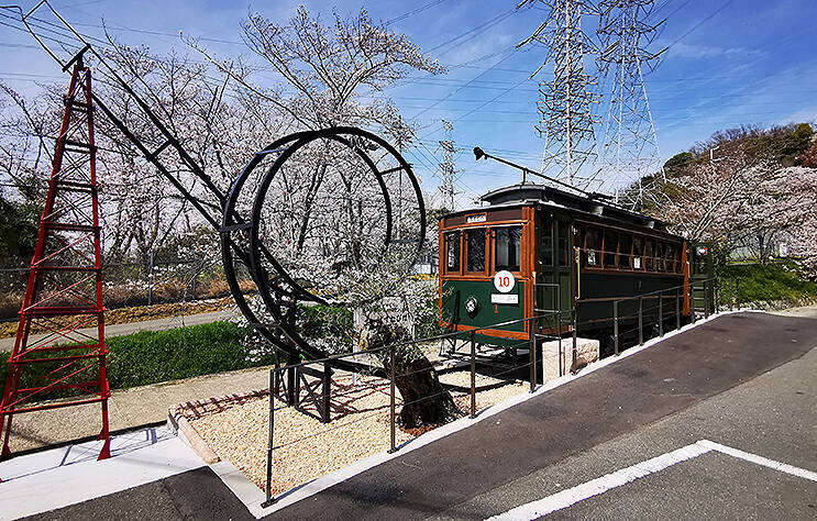 日本初、京都市電 N電 が復元されて法要施設に！ 大覚寺の保存車両が大阪府交野市ハピネスパーク交野霊園で“再稼働”