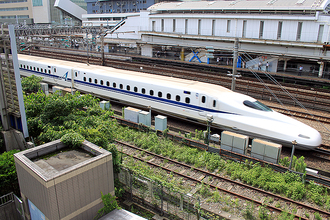 新幹線が接する田町駅、羽田空港アクセス線の電車が顔を出す地