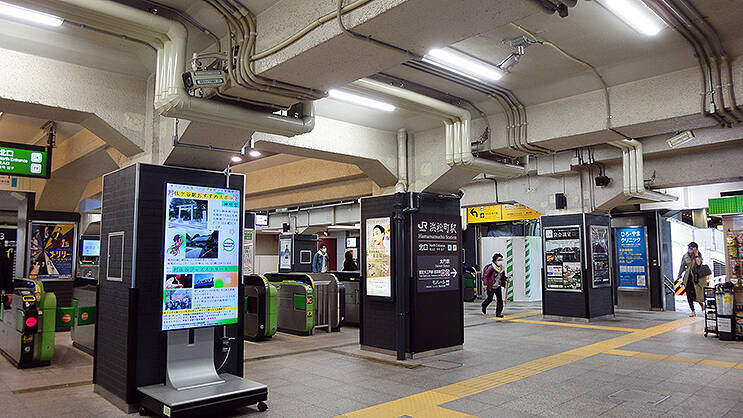 新幹線の上に橋上駅舎、ゆりかもめとモノレールがデッキでつながる浜松町駅