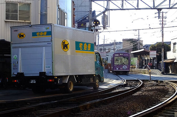 電車庫に入っていくトラック、1日2回だけの光景はいま……