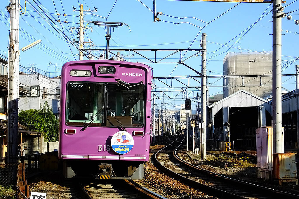 電車庫に入っていくトラック、1日2回だけの光景はいま……