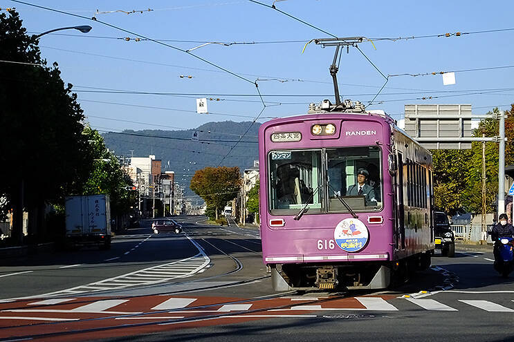 電車庫に入っていくトラック、1日2回だけの光景はいま……