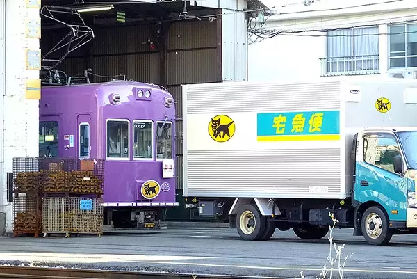 電車庫に入っていくトラック、1日2回だけの光景はいま……