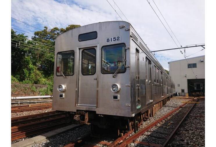 伊豆急8000系車両を無ラッピング化、様々な貸切企画にも使えるように