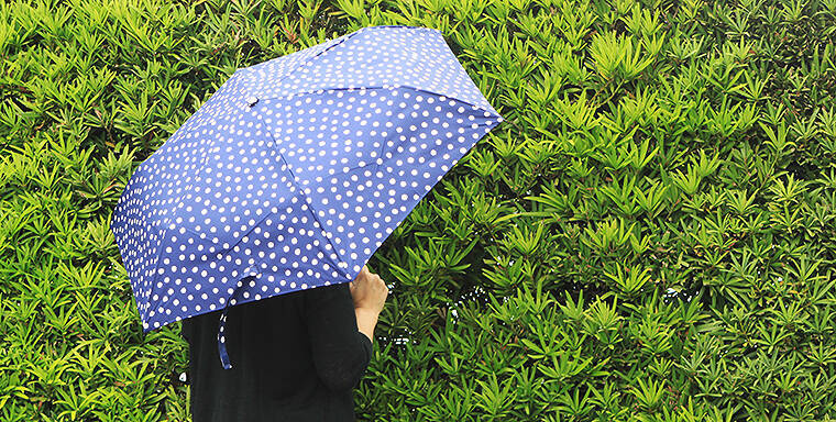 傘メーカー20社が絶賛する urawaza ウラワザ、3秒でスパッとたためる最強の折りたたみ傘！ ムーンバット最新作