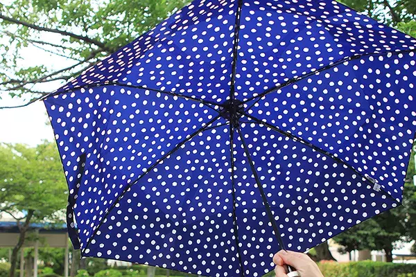 傘メーカー20社が絶賛する urawaza ウラワザ、3秒でスパッとたためる最強の折りたたみ傘！ ムーンバット最新作