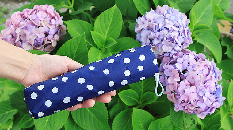 傘メーカー20社が絶賛する urawaza ウラワザ、3秒でスパッとたためる最強の折りたたみ傘！ ムーンバット最新作