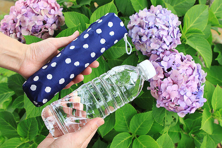 傘メーカー20社が絶賛する urawaza ウラワザ、3秒でスパッとたためる最強の折りたたみ傘！ ムーンバット最新作