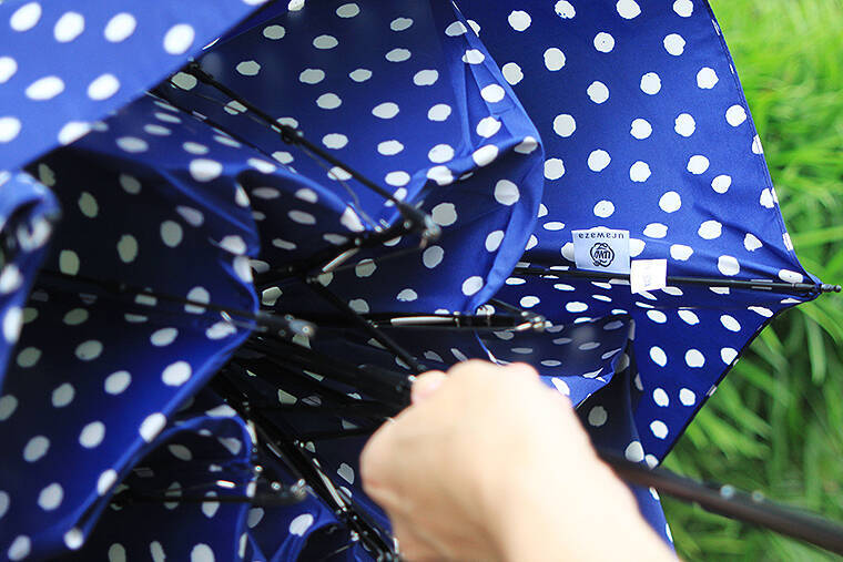 傘メーカー20社が絶賛する urawaza ウラワザ、3秒でスパッとたためる最強の折りたたみ傘！ ムーンバット最新作