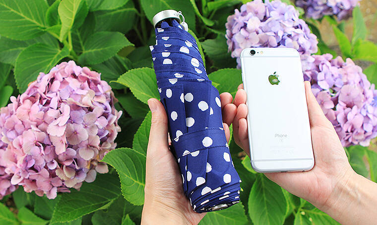 傘メーカー20社が絶賛する urawaza ウラワザ、3秒でスパッとたためる最強の折りたたみ傘！ ムーンバット最新作