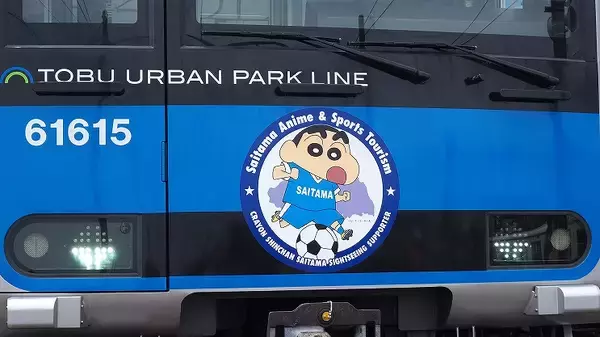 「東武「クレヨンしんちゃんヘッドマーク列車」運行開始、7～8月にはSNSを利用した埼玉応援企画も」の画像