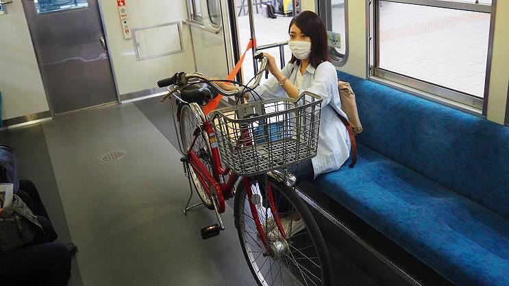 自転車ごと電車に乗り込む　西武多摩川線で「サイクルトレイン」