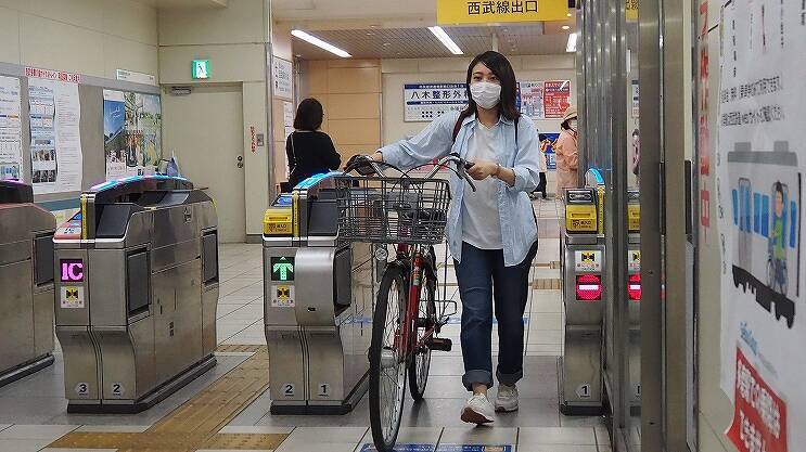 自転車ごと電車に乗り込む　西武多摩川線で「サイクルトレイン」