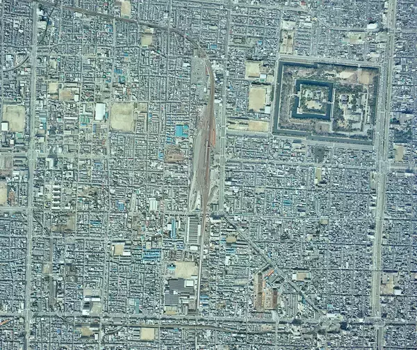 いま京都鉄道博物館の玄関口、斜めに走る道路の先にむかしあった貨物ヤード