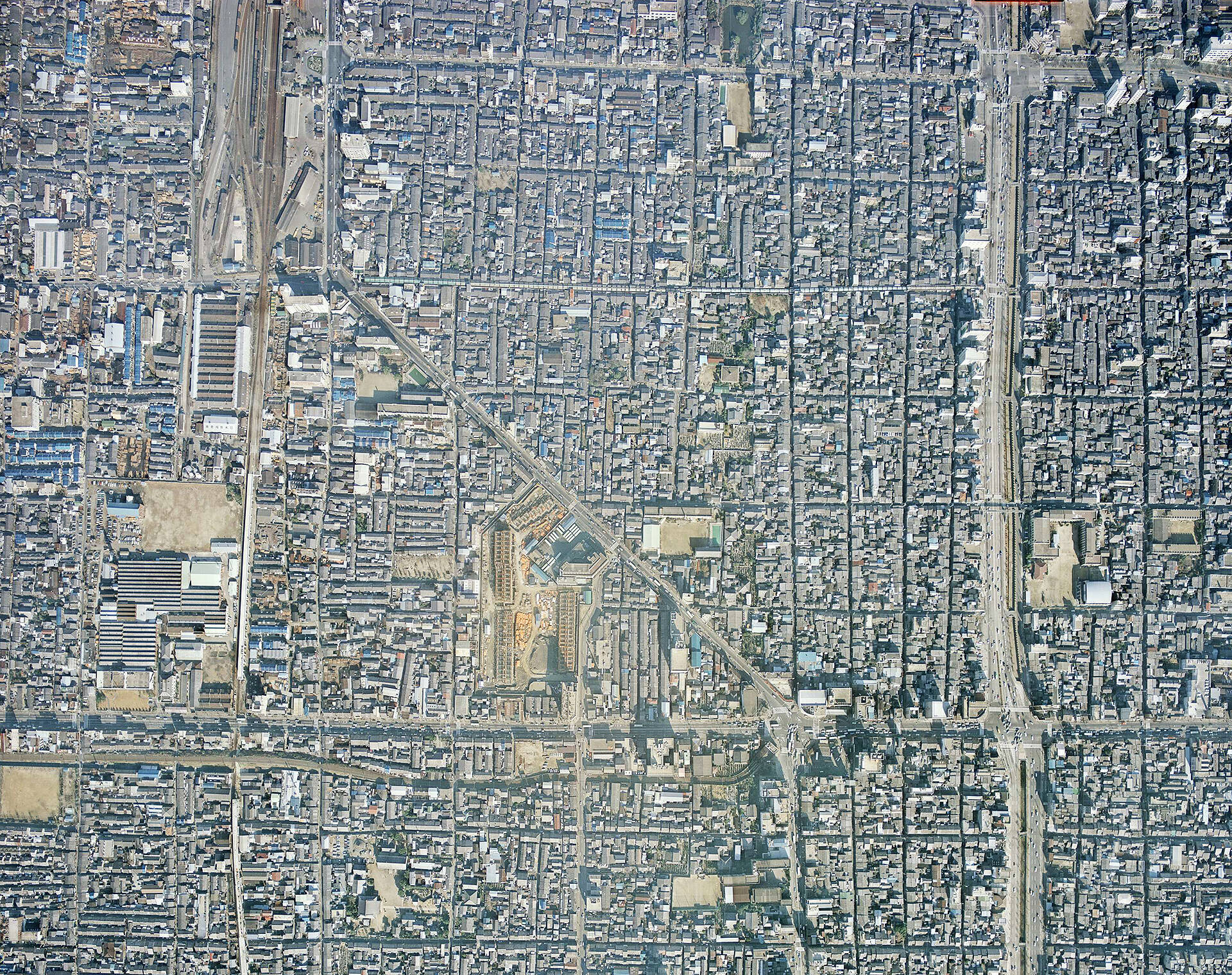 いま京都鉄道博物館の玄関口、斜めに走る道路の先にむかしあった貨物ヤード