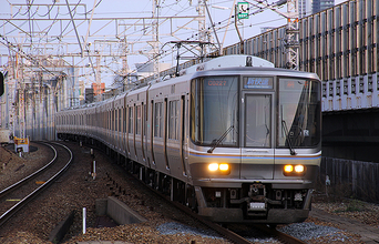 新快速 Aシート京都12時30分発 大阪方面、土曜日は盛況