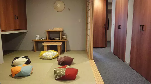 「『MIMARU SUITES 京都四条』で京都人になりきって過ごす時間、最新キッチンと老舗道具店の器で未体験ごはん」の画像